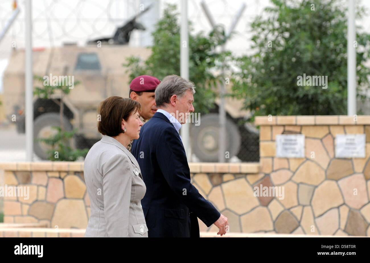 Il presidente tedesco Horst Koehler (R), la moglie Eva-Luise Koehler e il Brigadiere Frank Leidenberger, commaner regionale nord, visitare il "Grove d' onore per i soldati tedeschi uccisi in azione presso la Bundeswehr "Camp Marmal' in Masarè-i-Scharif in Afghanistan settentrionale, Germania, 21 maggio 2010. Sette Bundeswehr soldati sono stati uccisi e tredici feriti in Afghanistan questo mese di aprile. Foto: MAURIZ Foto Stock