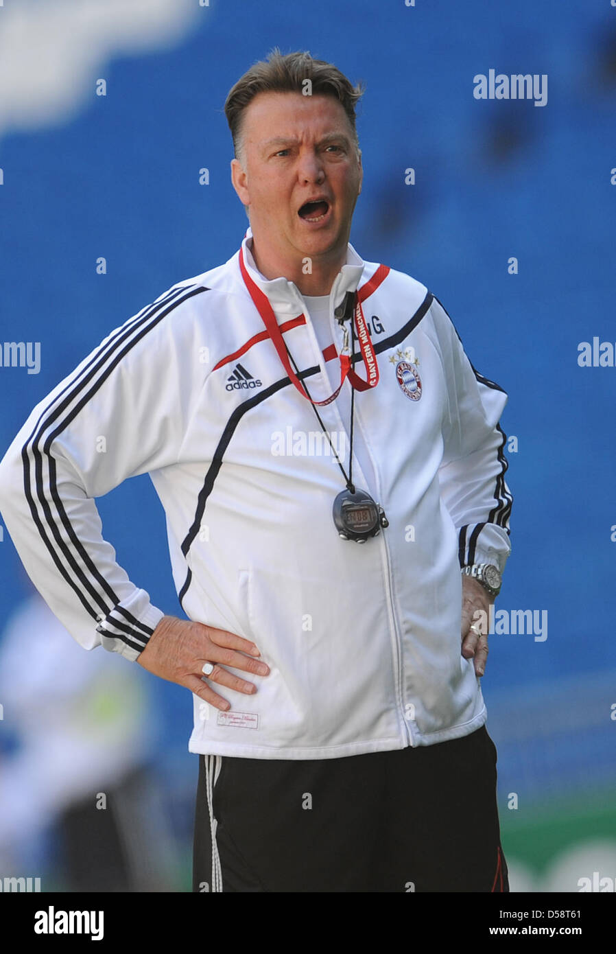 Head Coach Louis van Gaal del FC Bayern Monaco di Baviera supervisiona il suo team finali della sessione di pratica a Santiago Bernabeu Stadium in Madrid, Germania, 22 maggio 2010. Il Bayern volti Inter Milan nelle partite di Champions League finale il giorno seguente, il 22 maggio 2010. Foto: Andreas Gebert Foto Stock