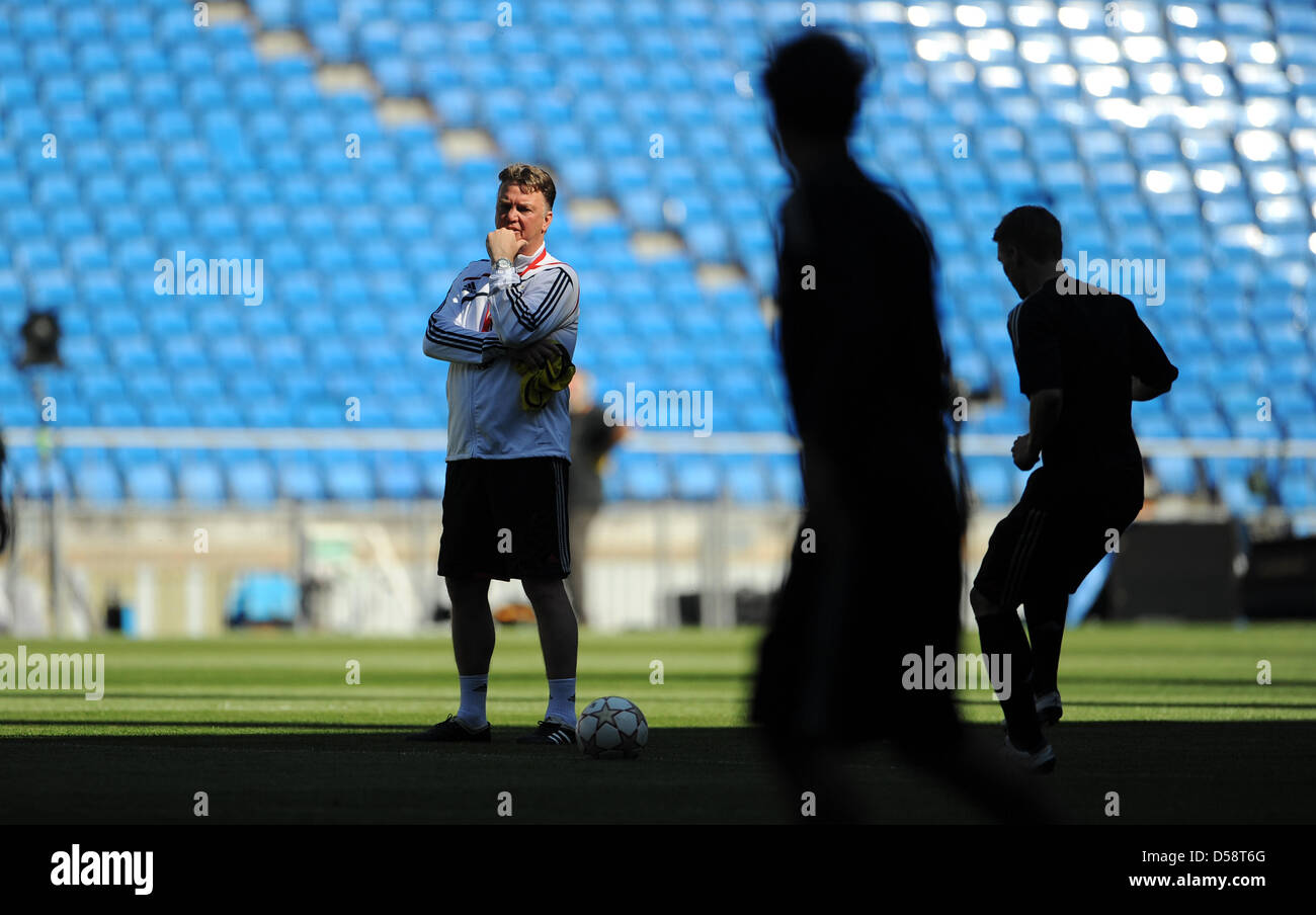Head Coach Louis van Gaal del FC Bayern Monaco di Baviera supervisiona il suo team finali della sessione di pratica a Santiago Bernabeu Stadium in Madrid, Spagna, 21 maggio 2010. Il Bayern volti Inter Milan nelle partite di Champions League finale il giorno seguente, il 22 maggio 2010. Foto: Andreas Gebert Foto Stock