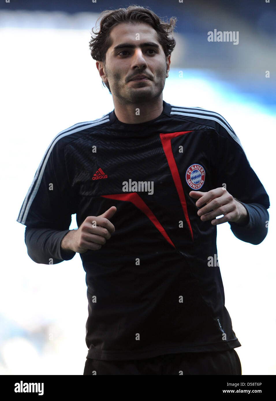 Hamit Altintop della Bundesliga tedesca champion FC Bayern Monaco durante il team di ultima sessione di prove a Santiago Bernabeu Stadium in Madrid, Spagna, 21 maggio 2010. Il Bayern volti Inter Milan nelle partite di Champions League finale il giorno seguente, il 22 maggio 2010. Foto: Andreas Gebert Foto Stock