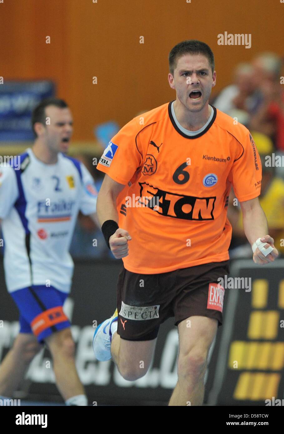 Gummersbach il Drago Vukovic cheers durante la Coppa di pallamano vincitori della finale di coppa prima gamba corrispondono VfL Gummersbach vs BM Granollers a Eugen-Haas-Hall a Gummersbach, Germania, 22 maggio 2010. Gummersbach sconfitto Granollers 34-25 e ha una buona posizione iniziale per la seconda gamba corrisponde il 27 maggio 2010. Foto: Joerg Carstensen Foto Stock