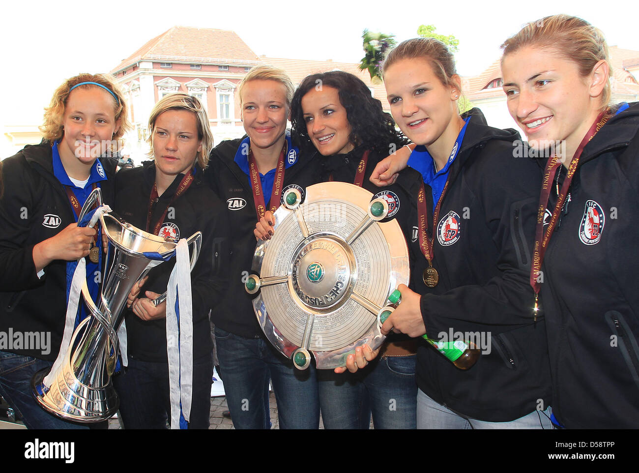 I giocatori Anna Felicitas Sarholz (L-R), Jennifer Zietz, Viola Odebrecht, Fatmire Bajramaj, Desiree Schumann e Bianca Schmidt del cavo FFC Turbine Potsdam posano con la champions league e Bundesliga trofei durante un ricevimento alla Porta di Brandeburgo di Potsdam, Germania, 24 maggio 2010. Il regnante campione tedesco ha anche vinto il primo-mai Champions League titolo nella storia della donna soccer Foto Stock