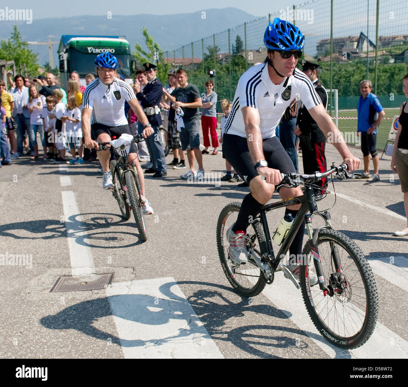 Joachim Loew (R), allenatore della nazionale tedesca di calcio, e capo scout Urs Siegenthaler cavalcare le loro biciclette nel campo di allenamento della nazionale tedesca di calcio in Appiano, Alto Adige, Italia, 25 maggio 2010. In Germania la nazionale di calcio si prepara per la Coppa del Mondo FIFA 2010 in Sud Africa nel training camp in Alto Adige fino al 02 giugno 2010. Foto: Markus GILLIAR Foto Stock