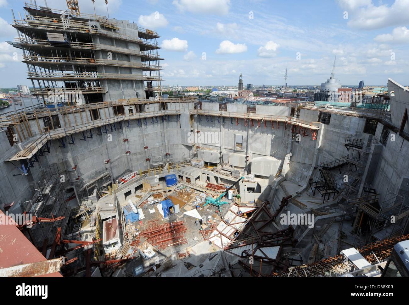 La grande sala da concerto nella foto sul sito di costruzione dell'Elbe Philharmonic Hall nel Hafencity ad Amburgo, Germania, 27 maggio 2010. Il topping fuori cerimonia del controverso progetto sarà celebrata il 28 maggio 2010. Foto: MAURIZIO GAMBARINI Foto Stock
