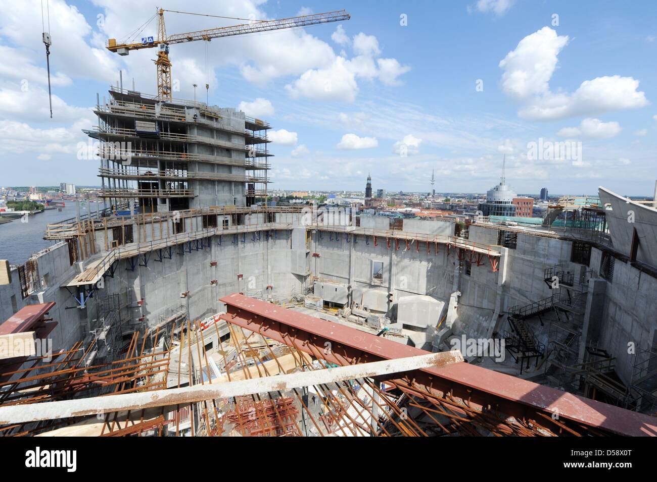 La grande sala da concerto nella foto sul sito di costruzione dell'Elbe Philharmonic Hall nel Hafencity ad Amburgo, Germania, 27 maggio 2010. Il topping fuori cerimonia del controverso progetto sarà celebrata il 28 maggio 2010. Foto: MAURIZIO GAMBARINI Foto Stock