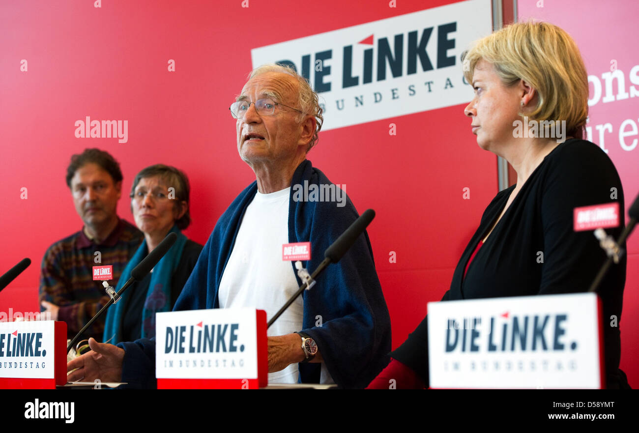 Assistente del Presidente tedesco medici internazionali per la prevenzione della guerra nucleare (IPPNW), Matthias Jochheim, membro del parlamento tedesco Annette Groth, ex membro del parlamento tedesco Norman Paech e presidente di partito Gesine Loetzsch (L-R) tenere una conferenza stampa presso il Palazzo del Reichstag a Berlino, Germania, 01 giugno 2010. Dopo il loro rilascio da parte di Israele di reclusione, membri del parl Foto Stock