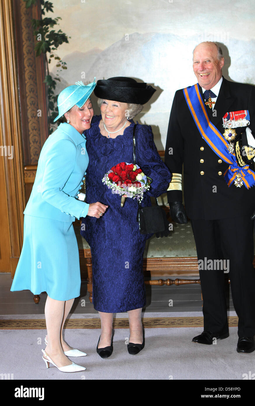 Il re Harald di Norvegia e Queen Sonja (L) Benvenuti la Regina Beatrice dei Paesi Bassi presso il Palazzo Reale di Oslo, Norvegia del 01 giugno 2010. La regina Beatrice è su una tre giorni di visita di stato in Norvegia. Foto: Patrick van Katwijk Foto Stock