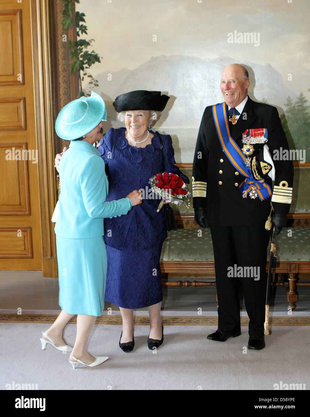 Il re Harald di Norvegia e Queen Sonja (L) Benvenuti la Regina Beatrice dei Paesi Bassi presso il Palazzo Reale di Oslo, Norvegia del 01 giugno 2010. La regina Beatrice è su una tre giorni di visita di stato in Norvegia. Foto: Patrick van Katwijk Foto Stock