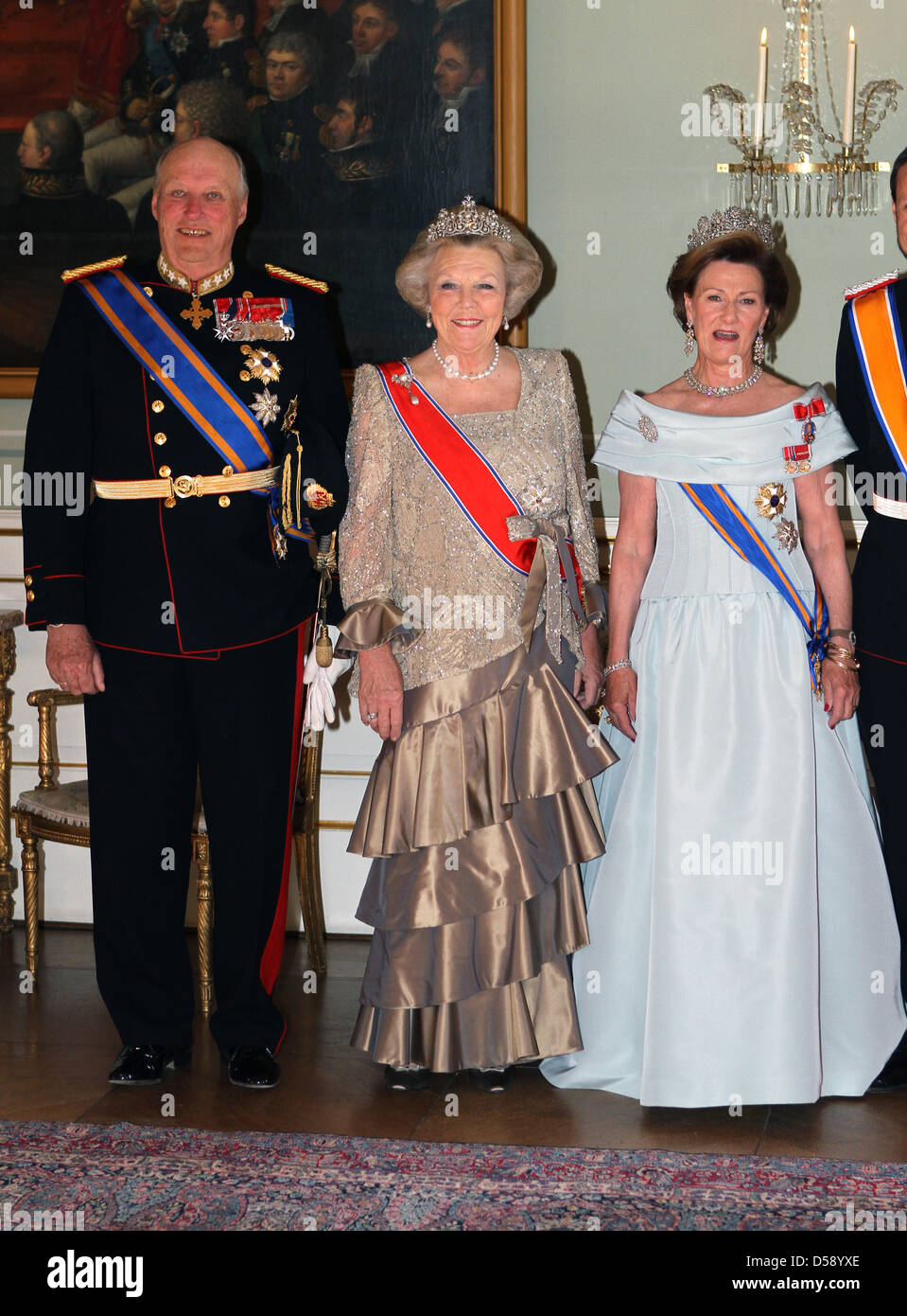 Il re Harald di Norvegia, regina Sonja di Norvegia (R) e dalla Regina Beatrice dei Paesi Bassi (C) posa per una foto di gruppo nel palazzo reale di Oslo, Norvegia, 01 giugno 2010. La regina Beatrice è su una tre giorni di visita di stato in Norvegia. Foto: Patrick van Katwijk Foto Stock