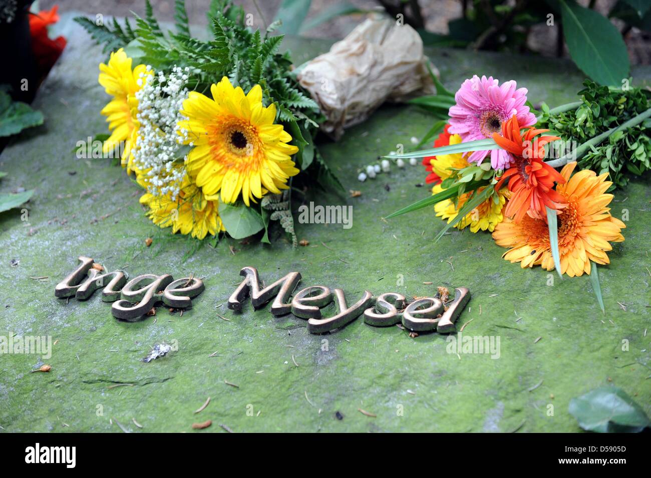 Fiori giacciono sulla tomba di Inge Meysel sul cimitero Ohlsdorf di Amburgo, Germania, 01 giugno 2010. Il cimitero è stato progettato come un parco paesaggistico di Wilhelm Cordes nel 1877 su 400 ettari. Due linee di autobus operano su 17 chilometri sul cimitero che è la città più grande spazio verde. Finora ci sono stati alcuni 1.4 milioni di funerali. Foto: Maurizio Gambarini Foto Stock