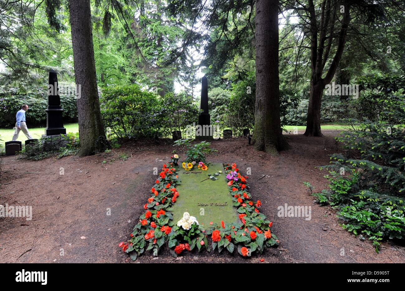 Fiori giacciono sulla tomba di Inge Meysel sul cimitero Ohlsdorf di Amburgo, Germania, 01 giugno 2010. Il cimitero è stato progettato come un parco paesaggistico di Wilhelm Cordes nel 1877 su 400 ettari. Due linee di autobus operano su 17 chilometri sul cimitero che è la città più grande spazio verde. Finora ci sono stati alcuni 1.4 milioni di funerali. Foto: Maurizio Gambarini Foto Stock