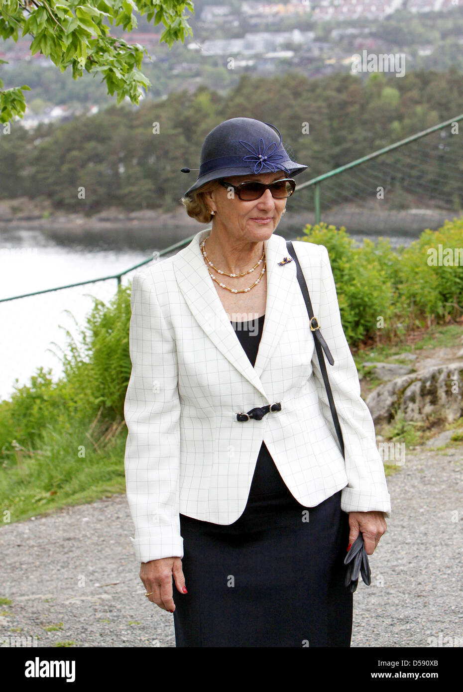 Regina Sonja di Norvegia visita la casa del compositore norvegese e il pianista Edvard Grieg vicino a Bergen, Norvegia, 03 giugno 2010. È l'ultimo giorno della Regina olandese Beatrice di tre giorni di visita di stato in Norvegia. Foto: Patrick van Katwijk Foto Stock