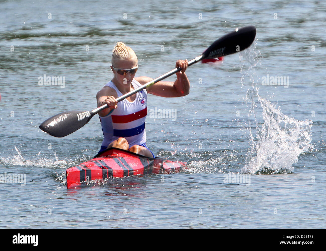 Die Britin Rachel Cawthorn paddelt am Samstag (04.06.2010) auf der Duisburger Regattabahn zum Sieg über 1000 Metro Kajak Frauen. .Auf der Regattabahn wird vom 04. bis 06. Juni 2010 der Weltcup für Kajaks und Cannadier ausgetragen. Foto: Roland Weihrauch dpa/lnw Foto Stock