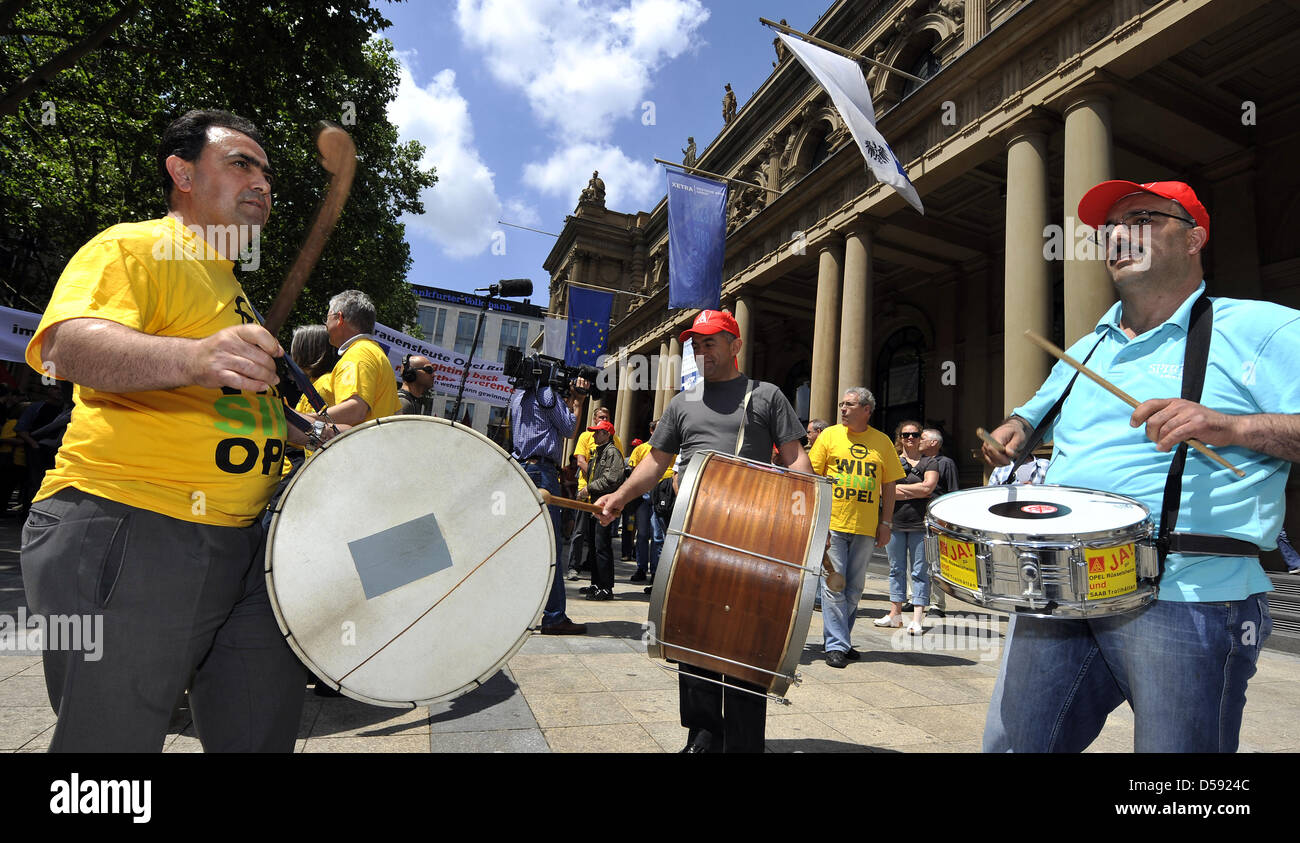 I dipendenti della casa costruttrice tedesca protesta aperta al di fuori della borsa di Francoforte sul Meno, Germania, 07 giugno 2010. Alcuni 1.500 dipendenti delle fabbriche Ruesselsheim, Kaiserslautern, Bochum ed Eisenach ha chiesto un aiuto finanziario concesso dallo Stato per la casa costruttrice di barilatura. Una decisione su 1,1 miliardi di euro di garanzie dello Stato sarà tenuto il 09 giugno 2010. Foto: MARIUS BECKER Foto Stock