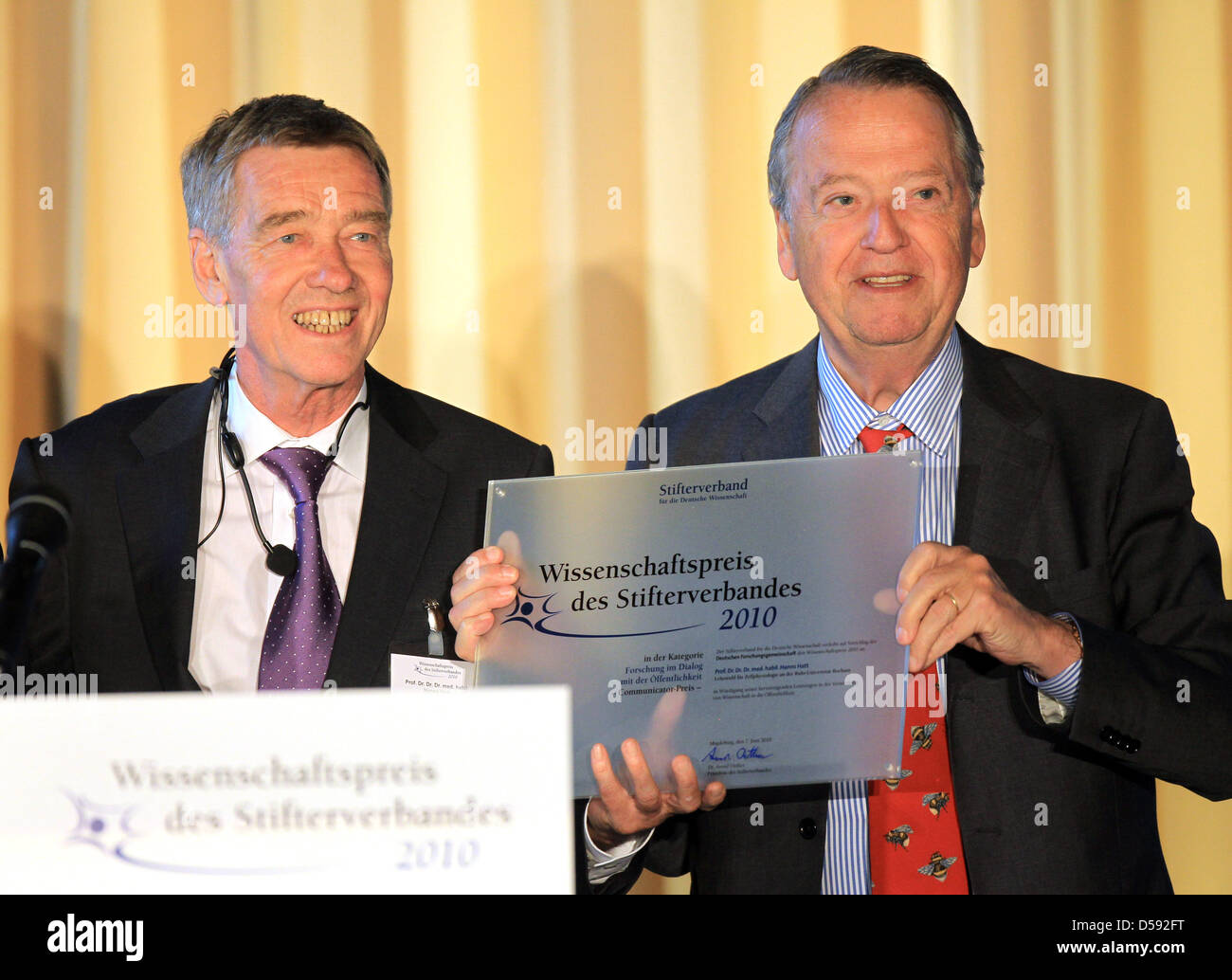 Odore di ricercatore Hanns Hatt (L) riceve il Premio Comunicatore dal presidente della Stifterverband per il tedesco della scienza sistema, Arend Oetker (R) a Magdeburgo, Germania, 07 giugno 2010. Il 62-anno-vecchio cytophysicist da Bochum, Germania, è stato assegnato il premio per il suo eccezionale trasporto del suo lavoro di ricerca nel campo dell'olfatto negli esseri umani e negli animali. Foto: J Foto Stock