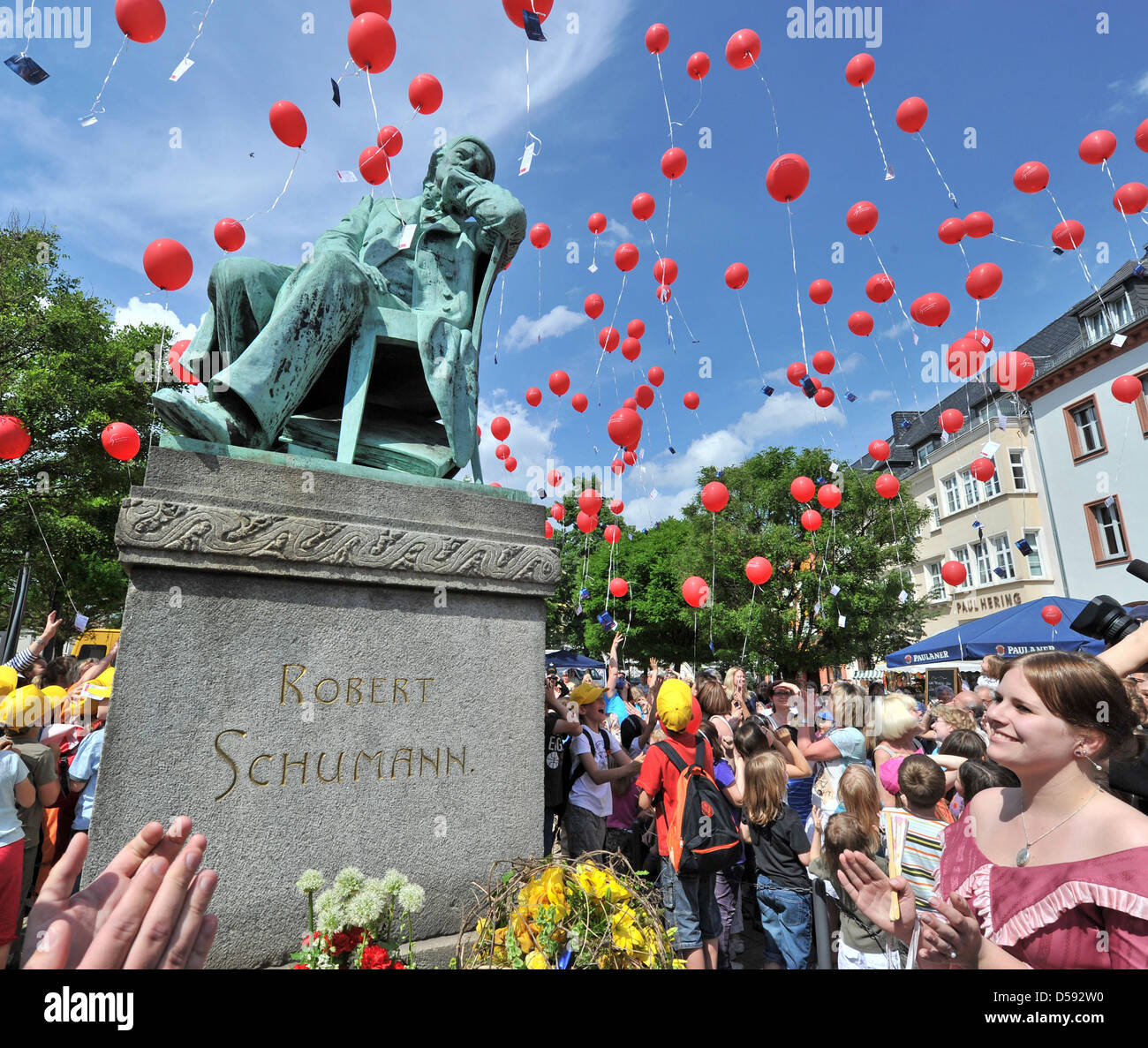 Bambini rilasciare 200 palloncini rossi presso il memorial Robert-Schumann in occasione di Schumann il duecentesimo compleanno in Zwickau, Germania, 08 giugno 2010. Numerosi concerti ed eventi che si svolgono durante la festa di compleanno che si concluderà con l'opera Genoveva. Foto: HENDRIK SCHMIDT Foto Stock