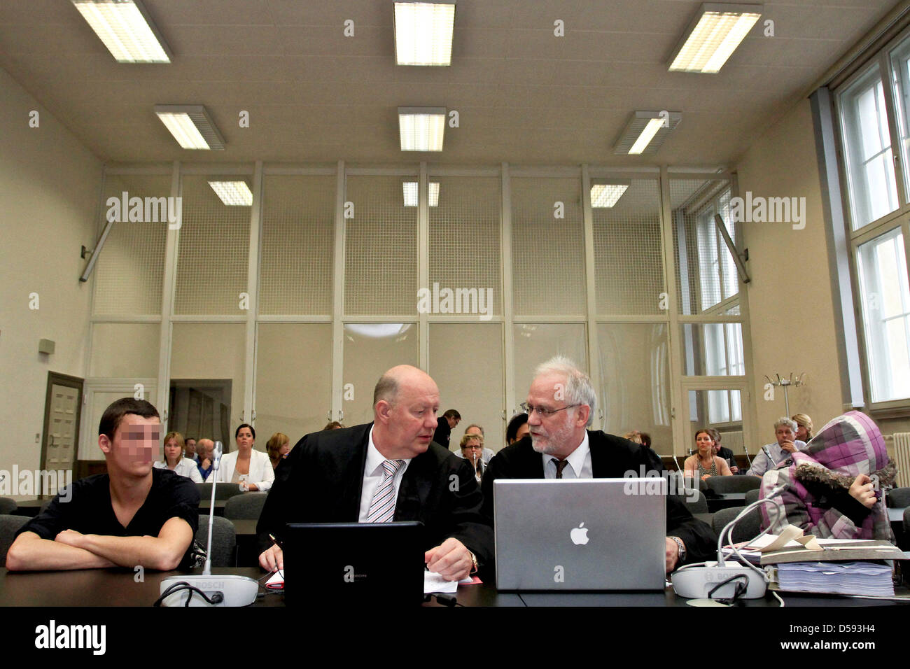 Gli imputati Daniel C. (L) e Jessica R (R) sedersi accanto ai loro avvocati Ulf-Diehl Dressler (2-L) e Reinhard Ehrich nel dock in una corte della camera il tribunale regionale di Amburgo, Germania, 10 giugno 2010. 22-anno-vecchio C. e il 19-anno-vecchia madre R. sono accusati di aver approvato la morte del loro bambino Lara Mia. I NOVE-mese-vecchio bambino è stato trovato morto nella parental apa Foto Stock