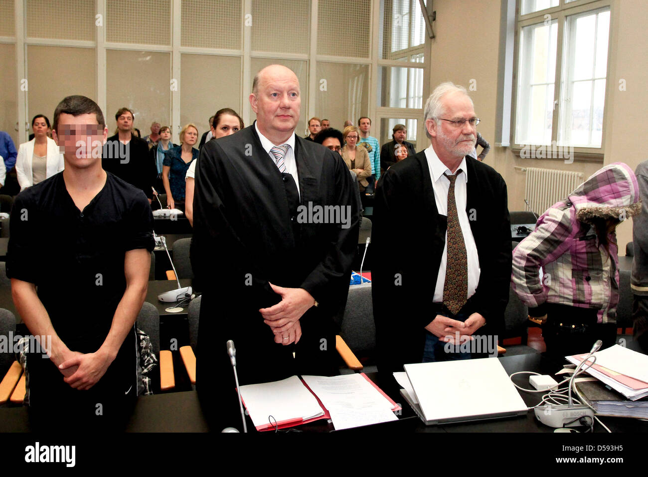 Gli imputati Daniel C. (L) e Jessica R (R) stare vicino ai loro avvocati Ulf-Diehl Dressler (2-L) e Reinhard Ehrich nel dock in una corte della camera il tribunale regionale di Amburgo, Germania, 10 giugno 2010. 22-anno-vecchio C. e il 19-anno-vecchia madre R. sono accusati di aver approvato la morte del loro bambino Lara Mia. I NOVE-mese-vecchio bambino è stato trovato morto in una censura Foto Stock