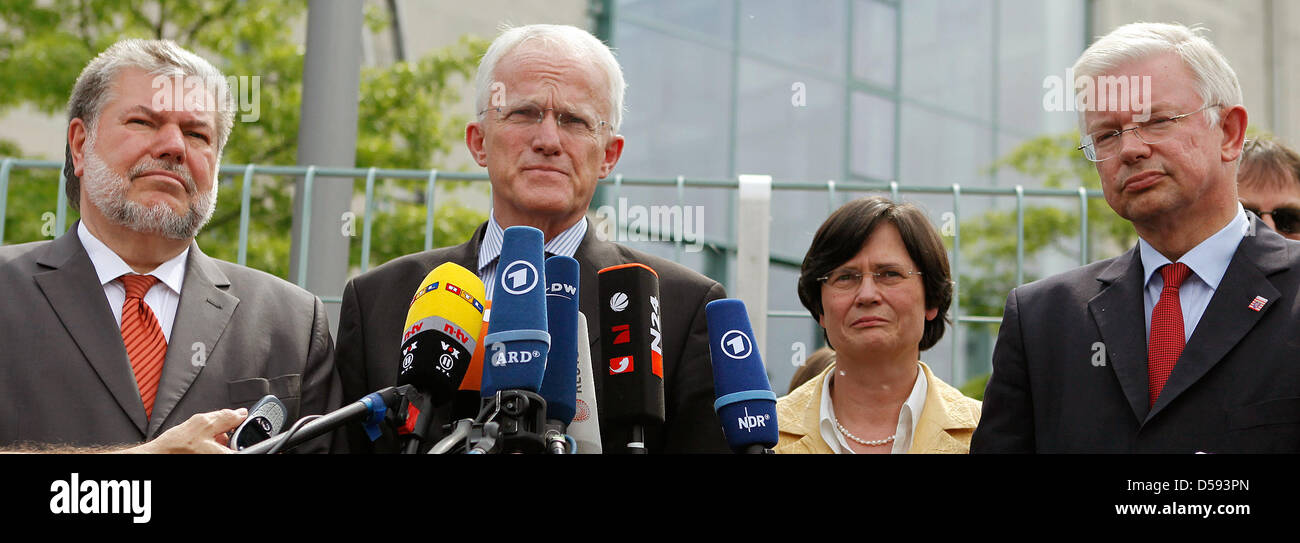 I primi ministri della Renania Palatinato, Kurt Beck (L-R), della Renania settentrionale-Vestfalia, Juergen Ruettgers, della Turingia, Christine Lieberknecht, e di Hesse, Robert Koch, parlare con i giornalisti dopo una riunione in cancelleria a Berlino, Germania, 10 giugno 2010. Il cancelliere tedesco Merkel si è incontrato con i quattro Primo Ministro per discutere degli aiuti finanziari per la casa automobilistica Opel che opera le piante Foto Stock