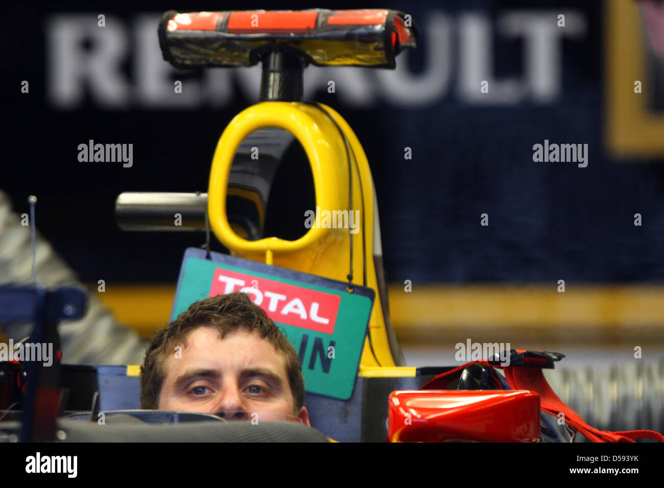 Ein Mechaniker sitzt am Donnerstag (10.06.2010) im Rennwagen des polnische Formel-1-Rennfahrers Robert Kubica von Renault in der Teamgarage auf der Rennstrecke 'Gille Villeneuve' di Montreal (Kanada). Der Große Preis von Kanada avviato am Wochenende nach einjähriger pausa auf der Rennstrecke auf der Insel Notre Dame a Montreal. Foto: Jens Büttner dpa Foto Stock