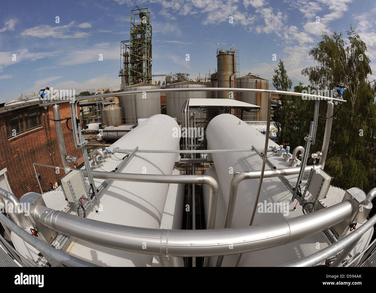 Vista di serbatoi dell'estere di nuovo impianto di produzione di 'Prignitzer Chemie GmbH' in Wittenberge, Germania, 11 giugno 2010. Gli speciali prodotti oleochimici sono basati su materie prime vegetali e servono come precursori per uso cosmetico, alimentare e farmaceutica. 1,5 milioni di euro sono stati investiti nella prima parte della nuova linea di produzione. Fino al 2011, più di 15 milioni di euro wil Foto Stock