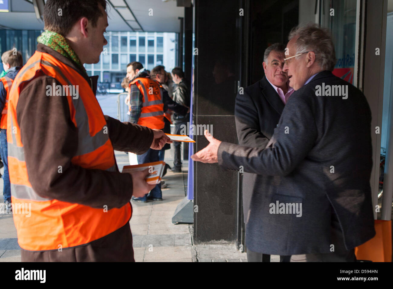 Londra, Regno Unito. Il 27 marzo 2013. Foglio illustrativo consegnato dai sostenitori della rampa a Euston Station per il cinquantenario della relazione Beeching tenendo proteste a oltre 35 stazioni in tutta la Gran Bretagna contro previsti nuovi tagli ai servizi e personale. La protesta organizzata dal TUC e rampa unione nella sua azione per la campagna di rampa, venuto come le società ferroviarie prevede di tagliare il personale nelle stazioni e sui treni, dell'Unione dire. Credito: martyn wheatley / Alamy Live News Foto Stock