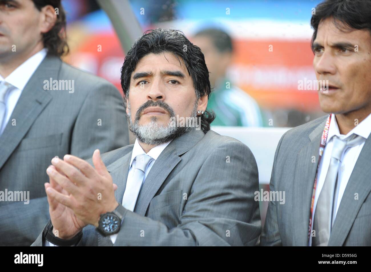 Coach argentino Diego Armando Maradona (C) presso il banco prima della Coppa del Mondo FIFA 2010 GRUPPO B match tra Argentina e Nigeria a Ellis Park Stadium di Johannesburg, Sud Africa 12 Giugno 2010. Foto: Achim Scheidemann - Si prega di fare riferimento a http://dpaq.de/FIFA-WM2010-TC +++(c) dpa - Bildfunk+++ Foto Stock