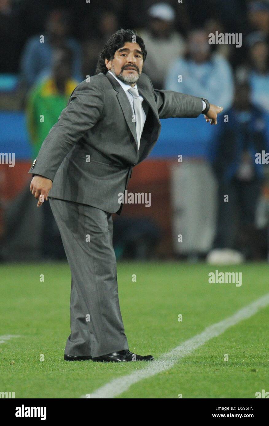 Head Coach Diego Armando Maradona Argentina gesti durante la Coppa del Mondo FIFA Gruppo B partita di calcio tra Argentina e Nigeria a Ellis Park Stadium di Johannesburg, Sud Africa, 12 giugno 2010. Foto: Ronald Wittek dpa si prega di fare riferimento a http://dpaq.de/FIFA-WM2010-TC Foto Stock