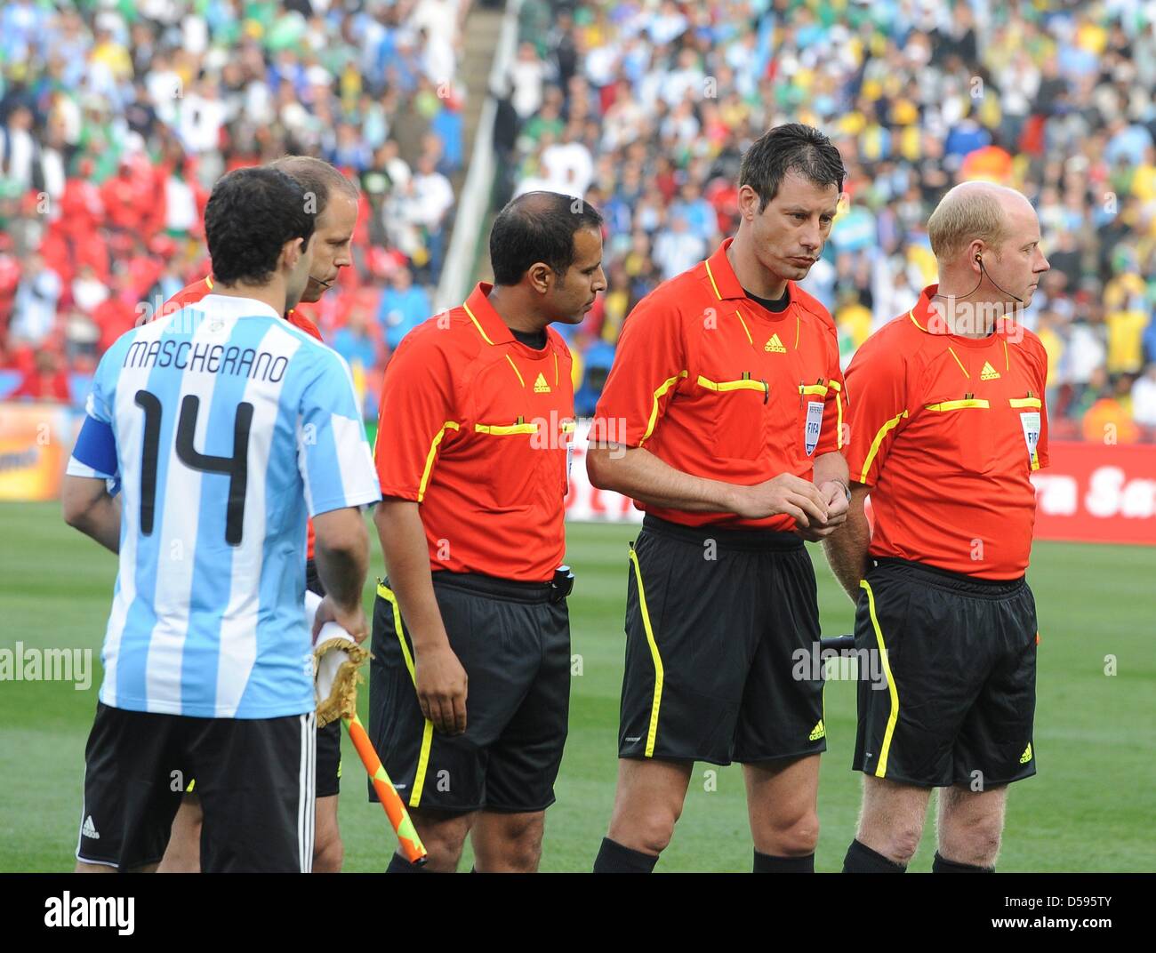 Gli arbitri tedesco Wolfgang Stark (2R) e i suoi assistenti Manuel Pickel (L) e Jan Hendrik Salver durante la Coppa del Mondo FIFA 2010 GRUPPO B match tra Argentina e Nigeria a Ellis Park Stadium di Johannesburg, Sud Africa 12 Giugno 2010. L'Argentina ha vinto 1-0. Foto: Achim Scheidemann - Si prega di fare riferimento a http://dpaq.de/FIFA-WM2010-TC Foto Stock