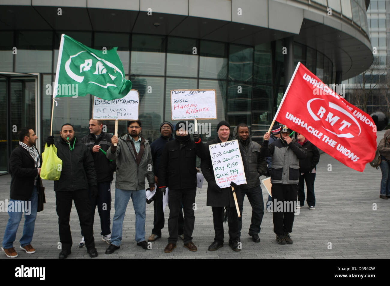 Londra, Regno Unito. Il 27 marzo 2013. La sicurezza e la protezione del personale impiegato da STM gruppo di protezione sulla London Overground servizi protesta attesa nella disputa sul "mobbing e molestie e un tentativo di imporre cambiamenti sul posto di lavoro senza accordo". Il RMT unione sta organizzando le proteste per evidenziare la campagna e costruire l'appoggio pubblico e politico per la controversia. Credito: martyn wheatley / Alamy Live News Foto Stock