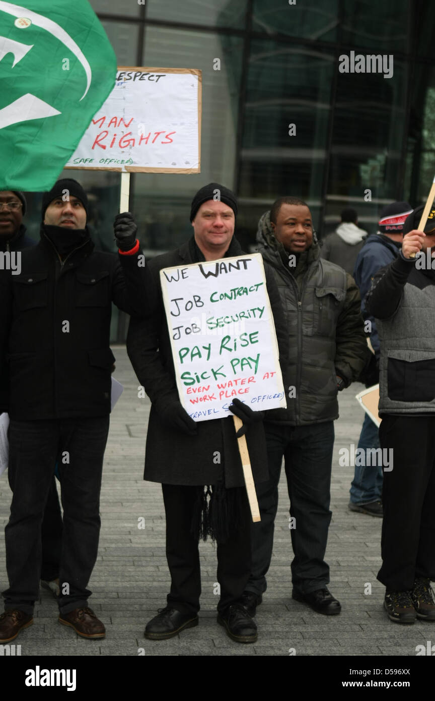 Londra, Regno Unito. Il 27 marzo 2013. La sicurezza e la protezione del personale impiegato da STM gruppo di protezione sulla London Overground servizi protesta attesa nella disputa sul "mobbing e molestie e un tentativo di imporre cambiamenti sul posto di lavoro senza accordo". Il RMT unione sta organizzando le proteste per evidenziare la campagna e costruire l'appoggio pubblico e politico per la controversia. Credito: martyn wheatley / Alamy Live News Foto Stock