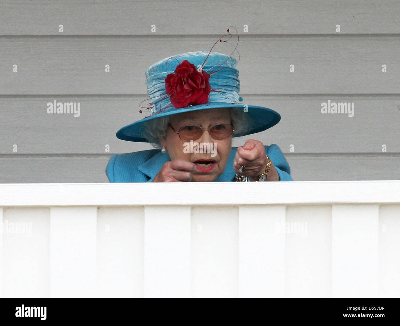 Queen Elizabeth II assiste l'Harcourt sviluppi Queen's Cup presso le guardie Polo Club in Windsor Great Park, Regno Unito, 13 giugno 2010. Il club è stato fondato il 25 gennaio 1955 dal Duca di Edimburgo. Foto: Albert Nieboer (PAESI BASSI) Foto Stock