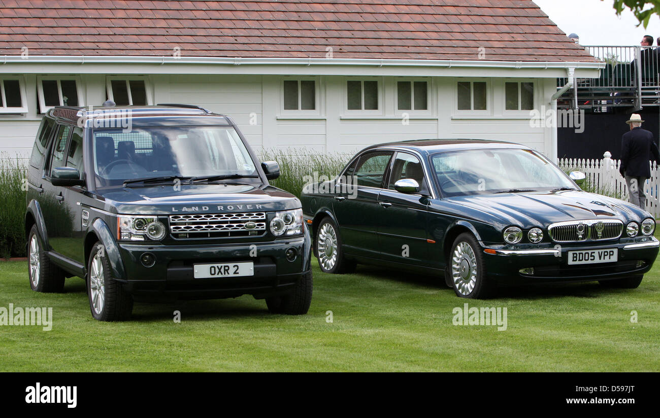Le vetture della Regina Elisabetta II (R) e del principe Filippo, il Duca di Edimburgo (L), parcheggio all'Harcourt sviluppi Queen's Cup al Guards Polo Club in Windsor Great Park, Regno Unito, 13 giugno 2010. Il club è stato fondato il 25 gennaio 1955 dal Duca di Edimburgo. Foto: Albert Nieboer (PAESI BASSI) Foto Stock