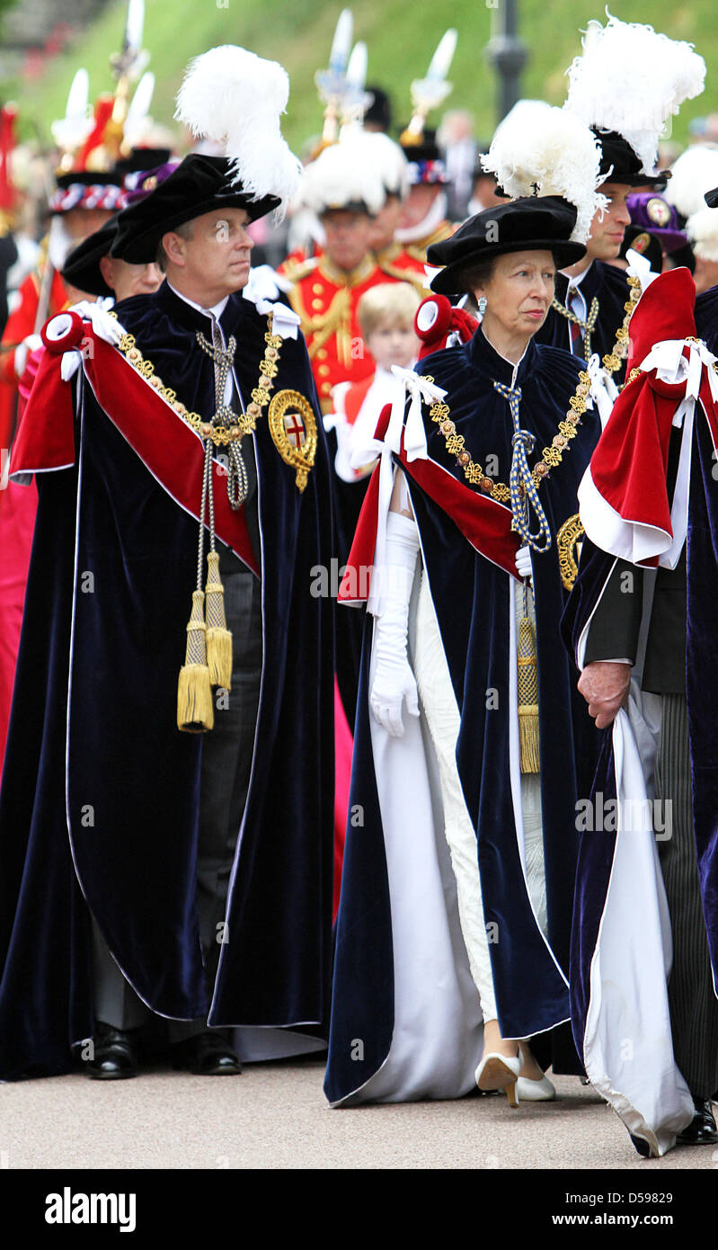 British il Principe e la principessa Anne partecipare alla processione per la parte più nobile di Ordine della Giarrettiera insieme con gli altri membri della famiglia reale presso la Cappella di San Giorgio. in Windsor, Gran Bretagna, 14 giugno 2010. Foto: Albert Nieboer (PAESI BASSI) Foto Stock