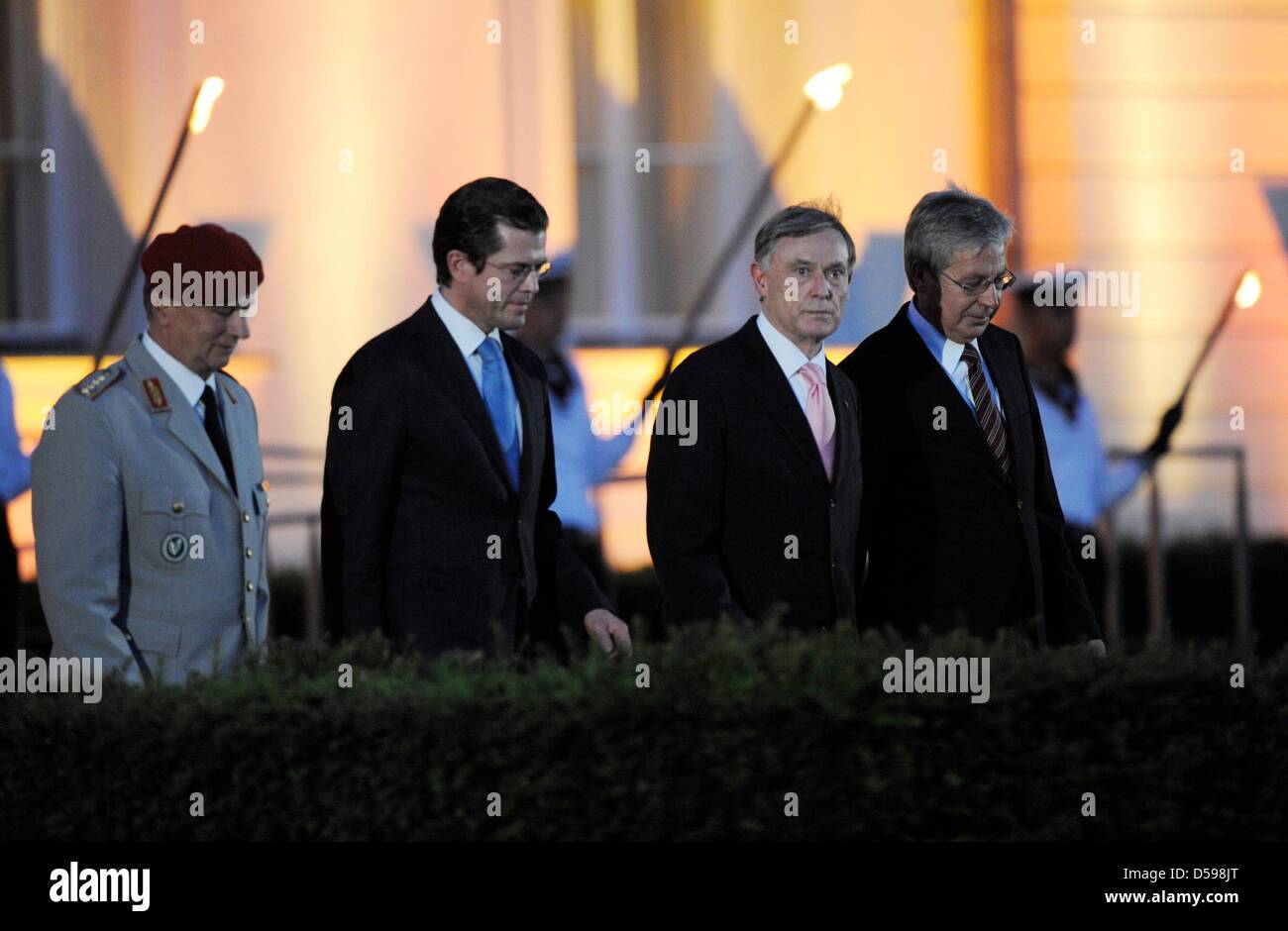 In uscita il Presidente tedesco Horst Koehler (2-R), temporanea Presidente tedesco Jens Boehrnsen (R), il ministro tedesco della difesa Karl-Theodor zu Guttenberg (2-L) e ispettore generale della Bundeswehr Volker Wieker (L) nella foto durante la grande tattoo per la Koehler presso la sua residenza il palazzo Bellevue a Berlino, Germania, 15 giugno 2010. La Koehler sorprendentemente rassegnato le dimissioni dal suo ufficio con immediata ef Foto Stock