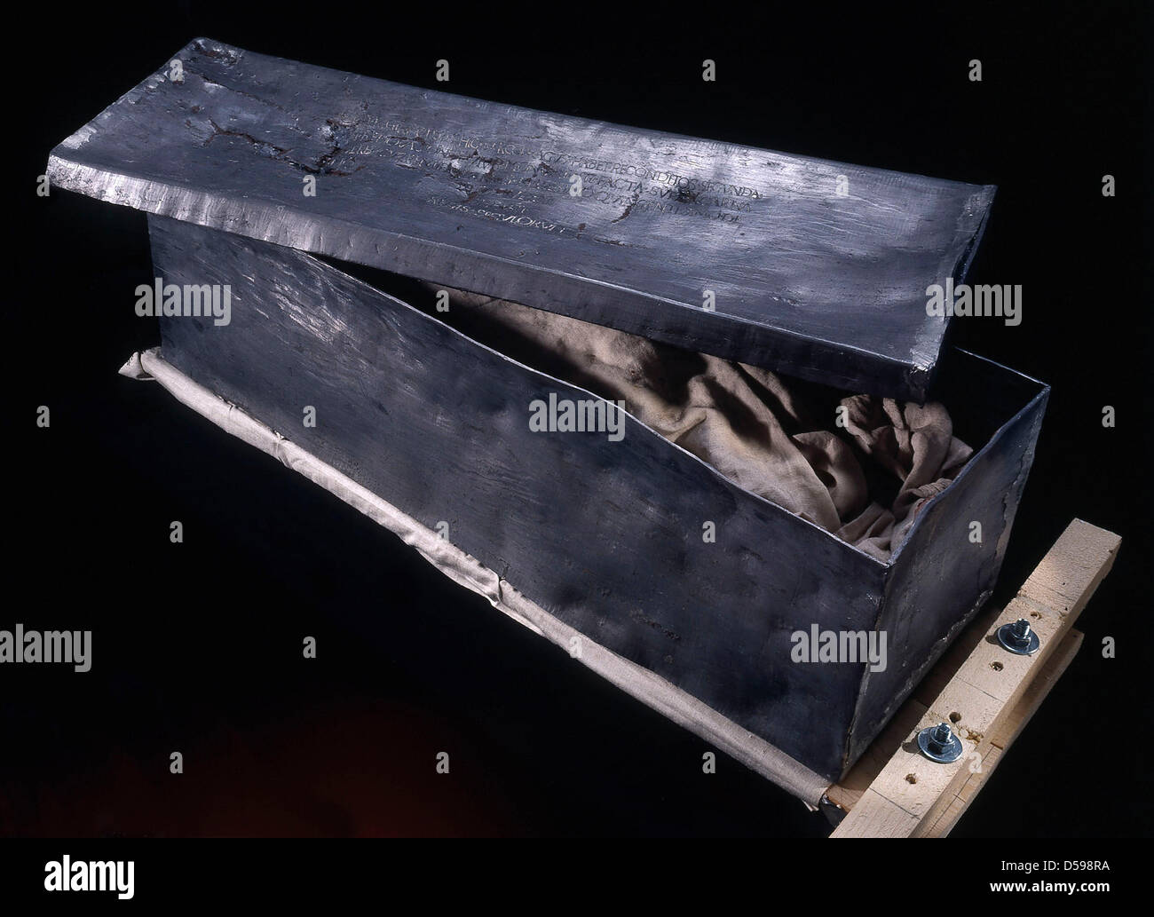 La dispensa non datata mostra il sarcofago di piombo della regina Editha (910-946). L'Ufficio statale per l'Archeologia della Sassonia-Anhalt ha presentato i risultati degli esami del sarcofago del 16 giugno 2010 a Magdeburgo durante il quale le ossa e denti, i tessuti e altri materiali organici sono stati anche esaminati. Il sarcofago è stato scoperto nella Cattedrale di Magdeburgo in autunno 2008. Foto: Jens Wolf Foto Stock