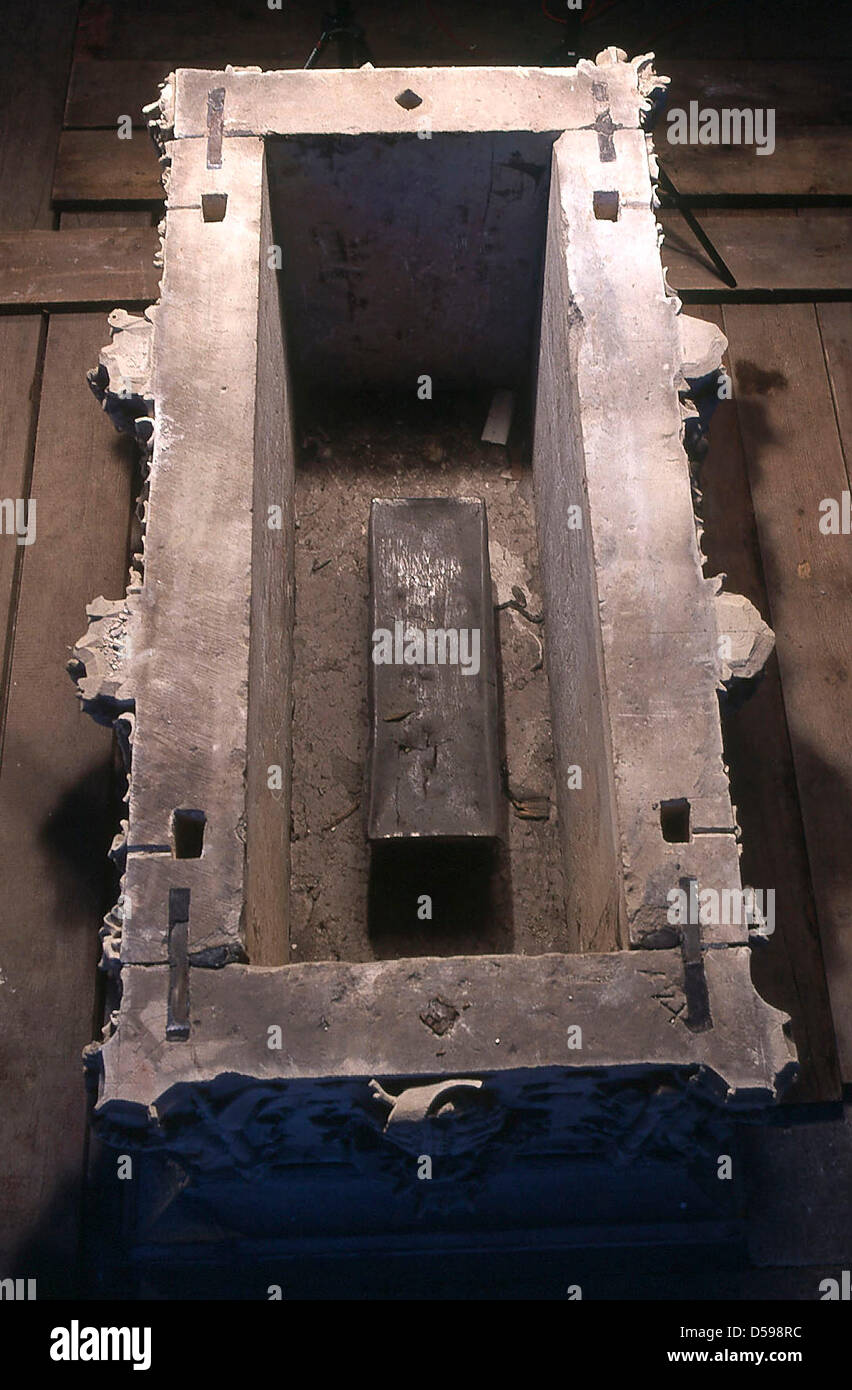 La dispensa non datata mostra il filo aperto sarcofago della regina Editha (910-946). L'Ufficio statale per l'Archeologia della Sassonia-Anhalt ha presentato i risultati degli esami del sarcofago del 16 giugno 2010 a Magdeburgo durante il quale le ossa e denti, i tessuti e altri materiali organici sono stati anche esaminati. Il sarcofago è stato scoperto nella Cattedrale di Magdeburgo in autunno 2008. Foto: Jens Foto Stock