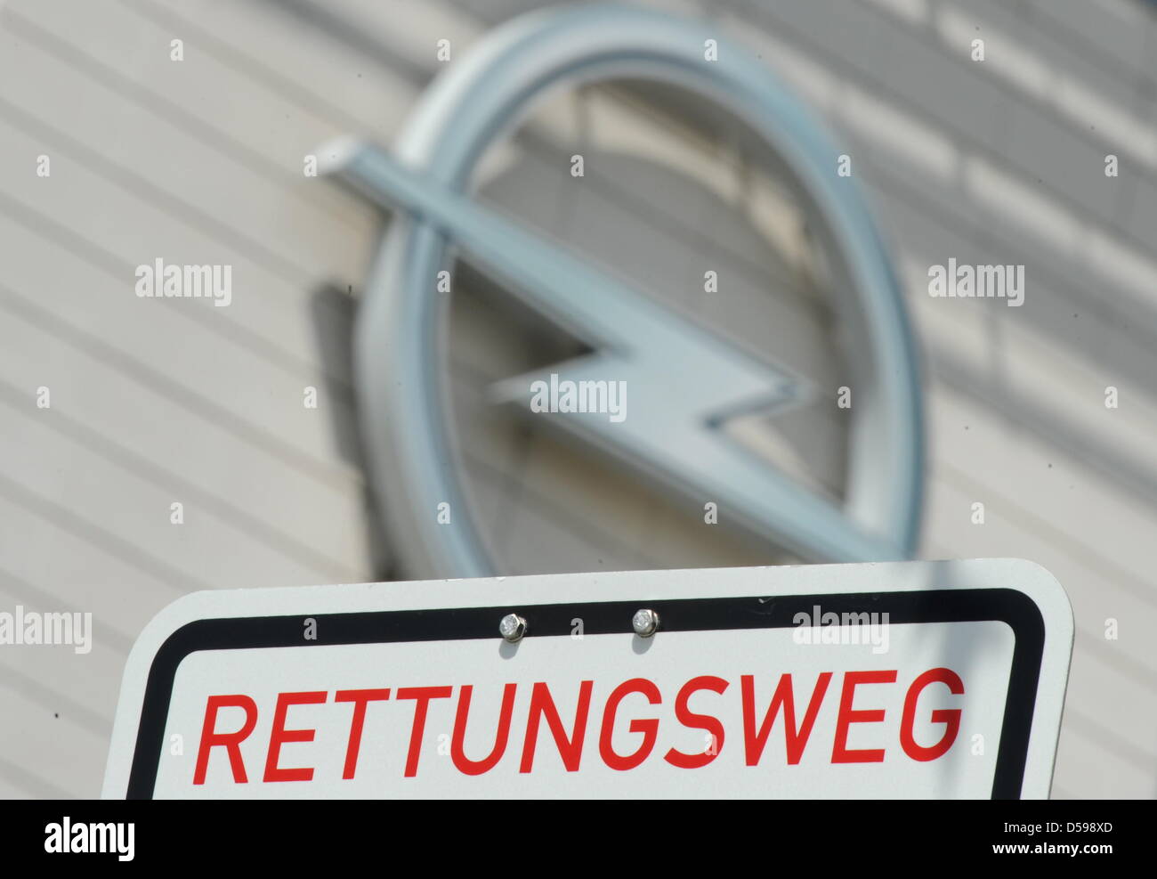 Una lettura del segno "fuga" sotto il logo della casa costruttrice tedesca Opel raffigurato all'Opel la pianta genitore in Ruesselsheim, Germania, 16 giugno 2010. Opel la casa madre del gruppo General Motors (GM) ha lasciato cadere le sue domande di aiuti di Stato dei governi europei per Opel e ristrutturare la sua unione carmaking business utilizzando le proprie risorse, senza chiusure di impianti o sopra i licenziamenti già un Foto Stock