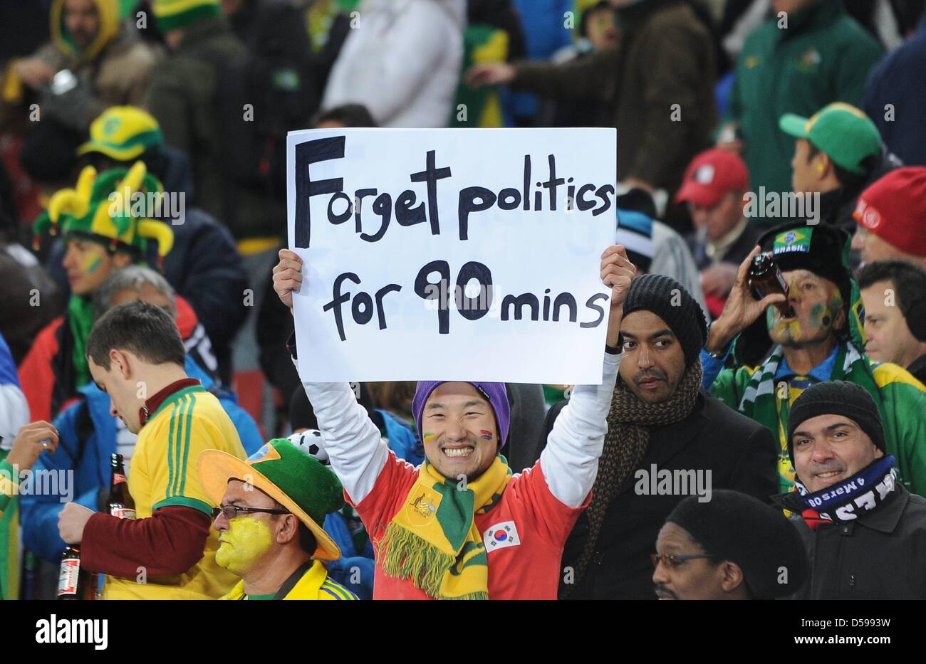 Una ventola contiene un banner che recita: dimenticare la politica per 90 minuti durante la Coppa del Mondo FIFA 2010 Gruppo G match tra Brasile e Corea del Nord a Ellis Park Stadium di Johannesburg, Sud Africa 15 Giugno 2010. Foto: Achim Scheidemann - Si prega di fare riferimento a http://dpaq.de/FIFA-WM2010-TC Foto Stock