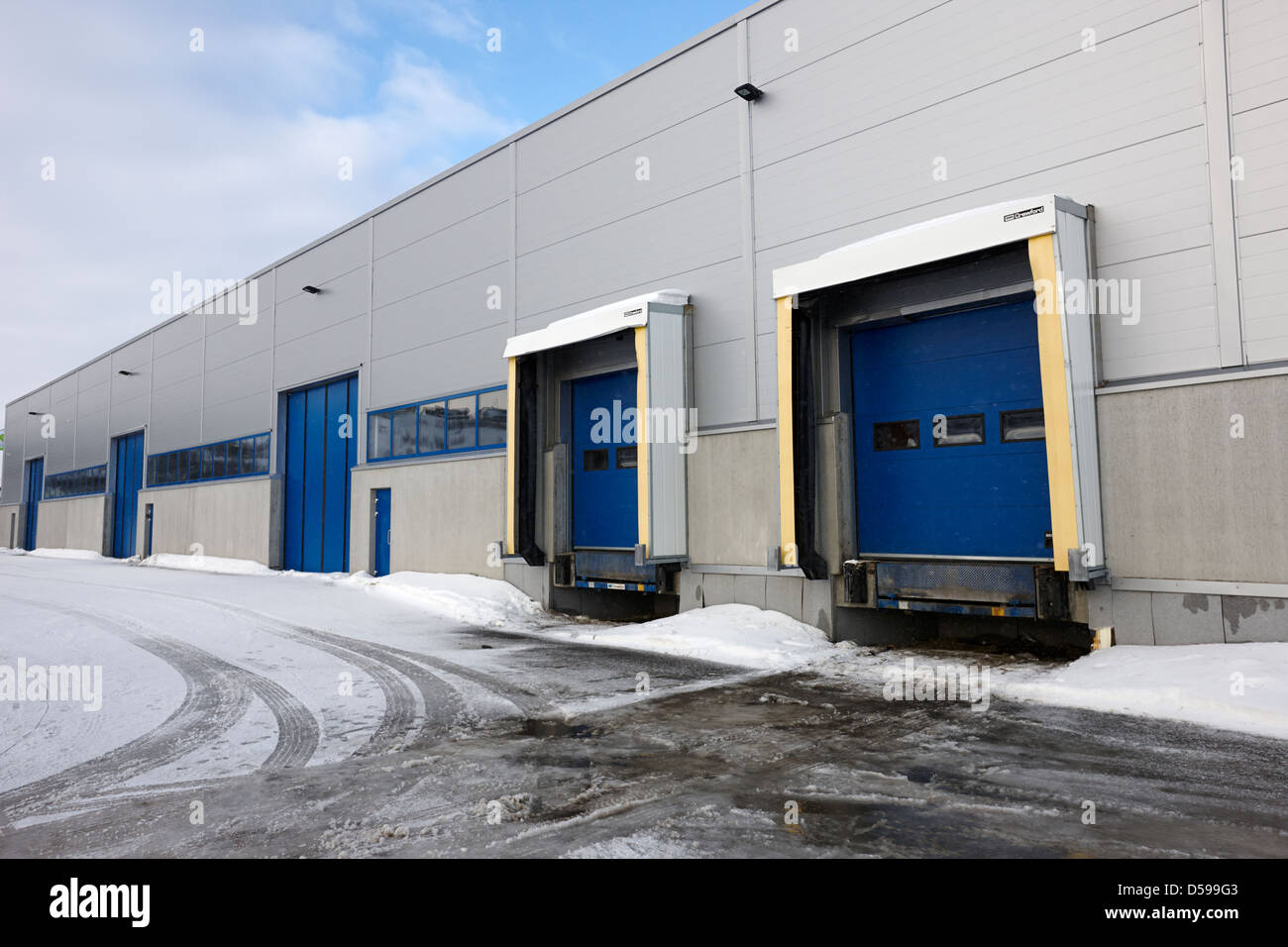 Autocarro banchina di carico del magazzino in inverno kirkenes finnmark Norvegia europa Foto Stock