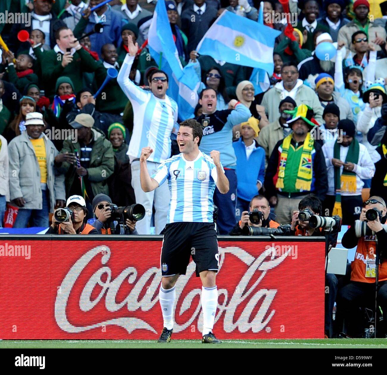 Argentina di tre-tempo-goalscorer Gonzalo Higuain celebra con di fronte il blocco della ventola durante la Coppa del Mondo FIFA 2010 GRUPPO B match tra Argentina e Corea del Sud Al Soccer City Stadium di Johannesburg, Sud Africa 17 Giugno 2010. L'Argentina ha vinto 4-1. Foto: Achim Scheidemann - Si prega di fare riferimento a http://dpaq.de/FIFA-WM2010-TC +++(c) dpa - Bildfunk+++ Foto Stock