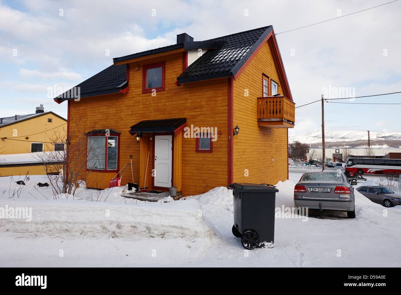 Architettura tradizionale casa in legno in inverno kirkenes finnmark Norvegia europa Foto Stock