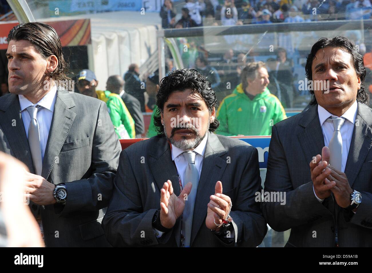 Argentina del coach Diego Armando Maradona al banco con il suo assistente  allenatori prima della Coppa del Mondo FIFA 2010 GRUPPO B match tra  Argentina e Corea del Sud Al Soccer City