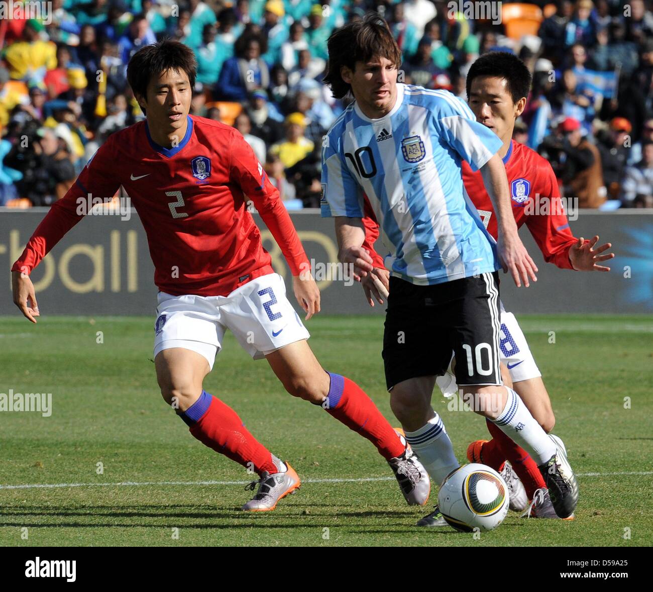 Argentina Lionel Messi (C) il sistema VIES per la palla con la Corea del Sud, Kim Jung Woo (R) e Oh Beom Seok durante la Coppa del Mondo FIFA 2010 GRUPPO B match tra Argentina e Corea del Sud Al Soccer City Stadium di Johannesburg, Sud Africa 17 Giugno 2010. Foto: Achim Scheidemann - Si prega di fare riferimento a http://dpaq.de/FIFA-WM2010-TC Foto Stock