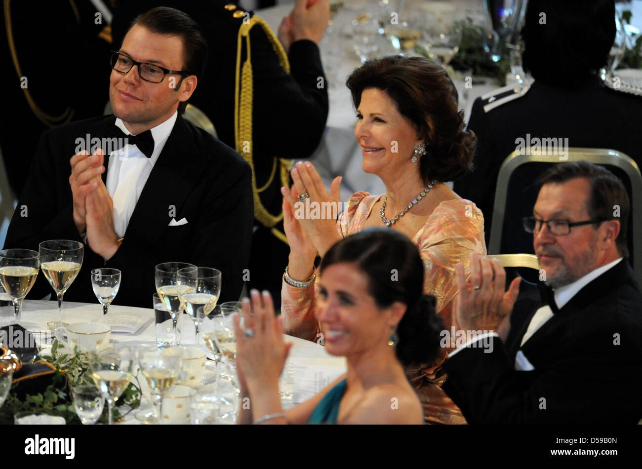 Sposo Daniel Westling (L-R), Regina Silvia di Svezia, lo sposo il padre di Olle Westling e Filippa Reinfeldt, moglie del Primo ministro svedese, applaudire durante al governo la cena al Eric Ericson Hall di Skeppsholmen, una delle isole di Stoccolma in occasione delle nozze della principessa ereditaria Vittoria di Svezia e Daniel Westling, Stoccolma, Svezia, 18 giugno Foto Stock