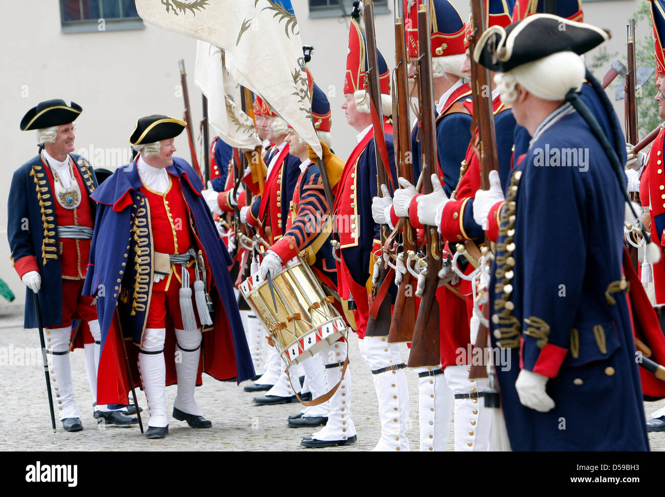 Il cosiddetto Potsdam giganti emanare un practive a Potsdam, Germania, 19 giugno 2010. Il club re-decreta la Prussia reggimento di fanteria composta di statura superiore alla media di soldati. Foto: Nestor Bachmann Foto Stock