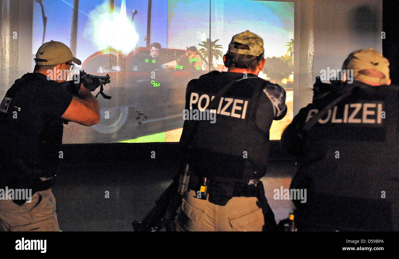 Una squadra di polizia tedesca élite unità GSG 9 esegue un esercizio durante la Polizia giudiziaria federale Office Open House di Wiesbaden, Germania, 19 giugno 2010. Foto: MARIUS BECKER Foto Stock