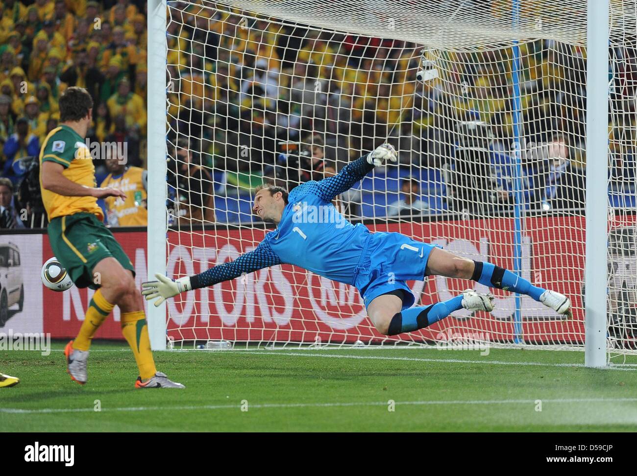 In Australia il portiere Mark Schwarzer salva un colpo durante la Coppa del Mondo FIFA 2010 GRUPPO D match tra Ghana e Australia al Royal Bafokeng Stadium di Rustenburg, Sud Africa 19 Giugno 2010. Foto: Achim Scheidemann - Si prega di fare riferimento a http://dpaq.de/FIFA-WM2010-TC Foto Stock