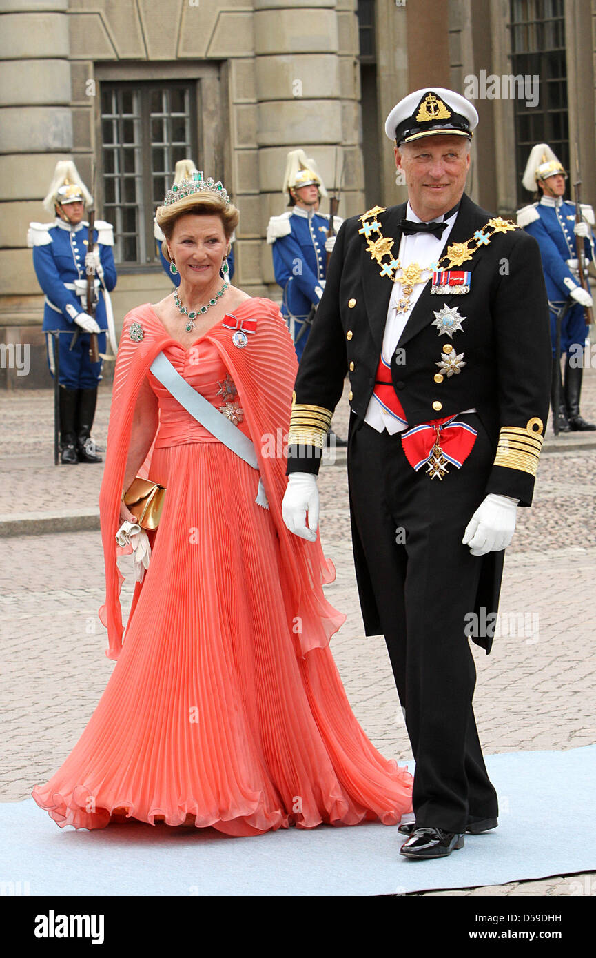 Regina Sonja di Norvegia e Re Harald V di Norvegia arriva per il matrimonio della Principessa Ereditaria Vittoria di Svezia e Daniel Westling a Stoccolma, Svezia, 19 giugno 2010. Foto: Albert Nieboer (PAESI BASSI) Foto Stock
