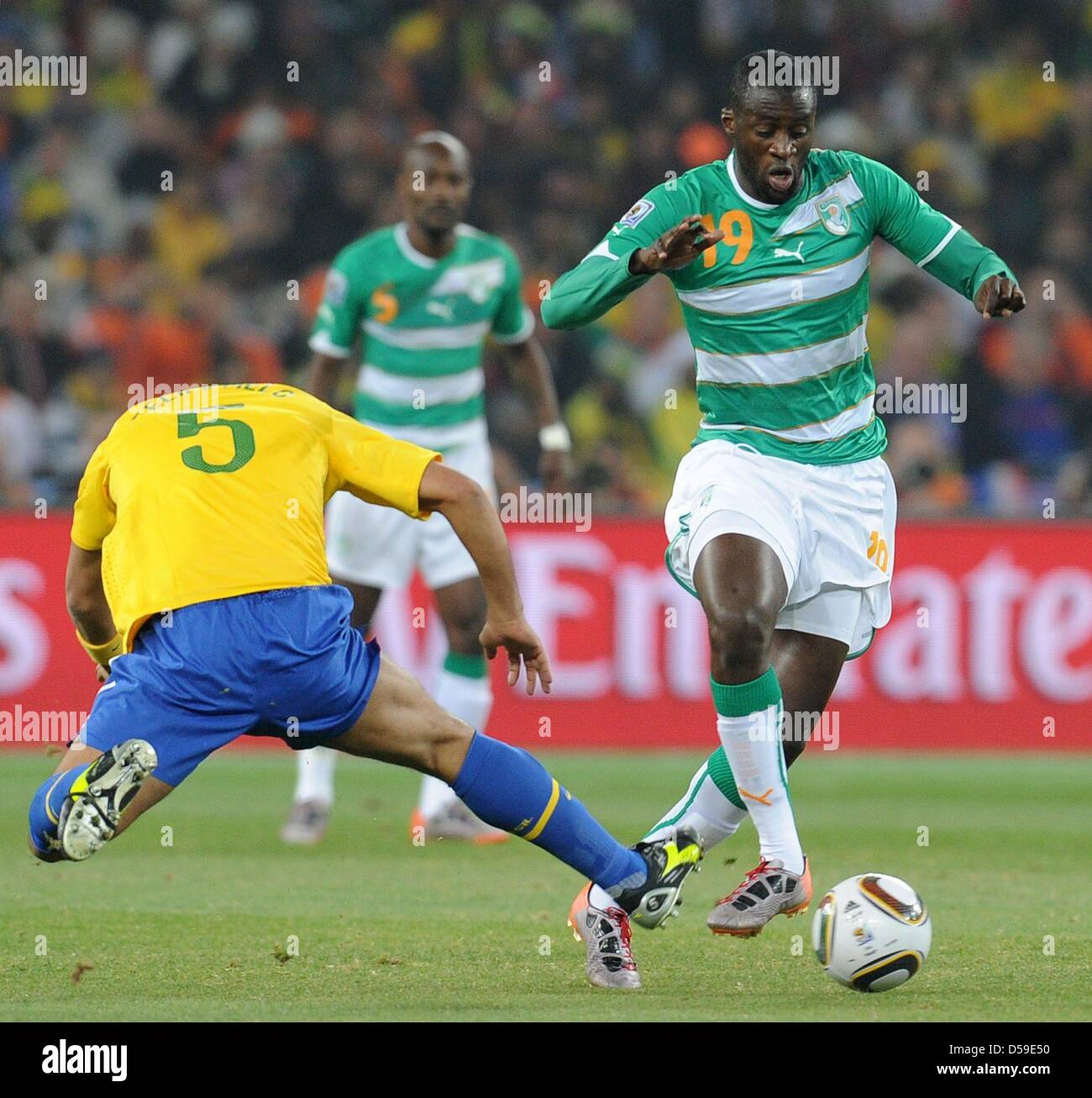 La Costa d Avorio è Yaya Toure (R) il sistema VIES per la palla con il Brasile di Felipe Melo durante la Coppa del Mondo FIFA 2010 Gruppo G match tra Brasile e Costa d Avorio al Soccer City Stadium di Johannesburg, Sud Africa 20 Giugno 2010. Foto: Achim Scheidemann dpa - Si prega di fare riferimento a http://dpaq.de/FIFA-WM2010-TC +++(c) dpa - Bildfunk+++ Foto Stock